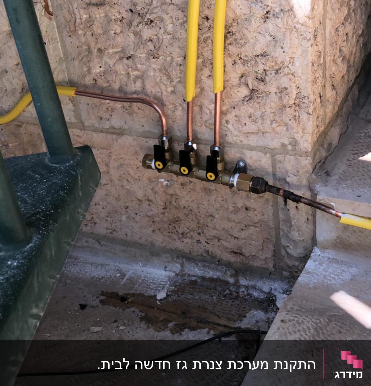 צינורות גז צהובים מחוברים לשסתומים על קיר אבן